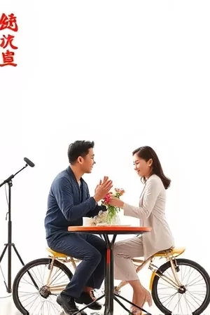 分镜里的伏笔推理条漫封面，画面为放大镜下放大的漫画画格